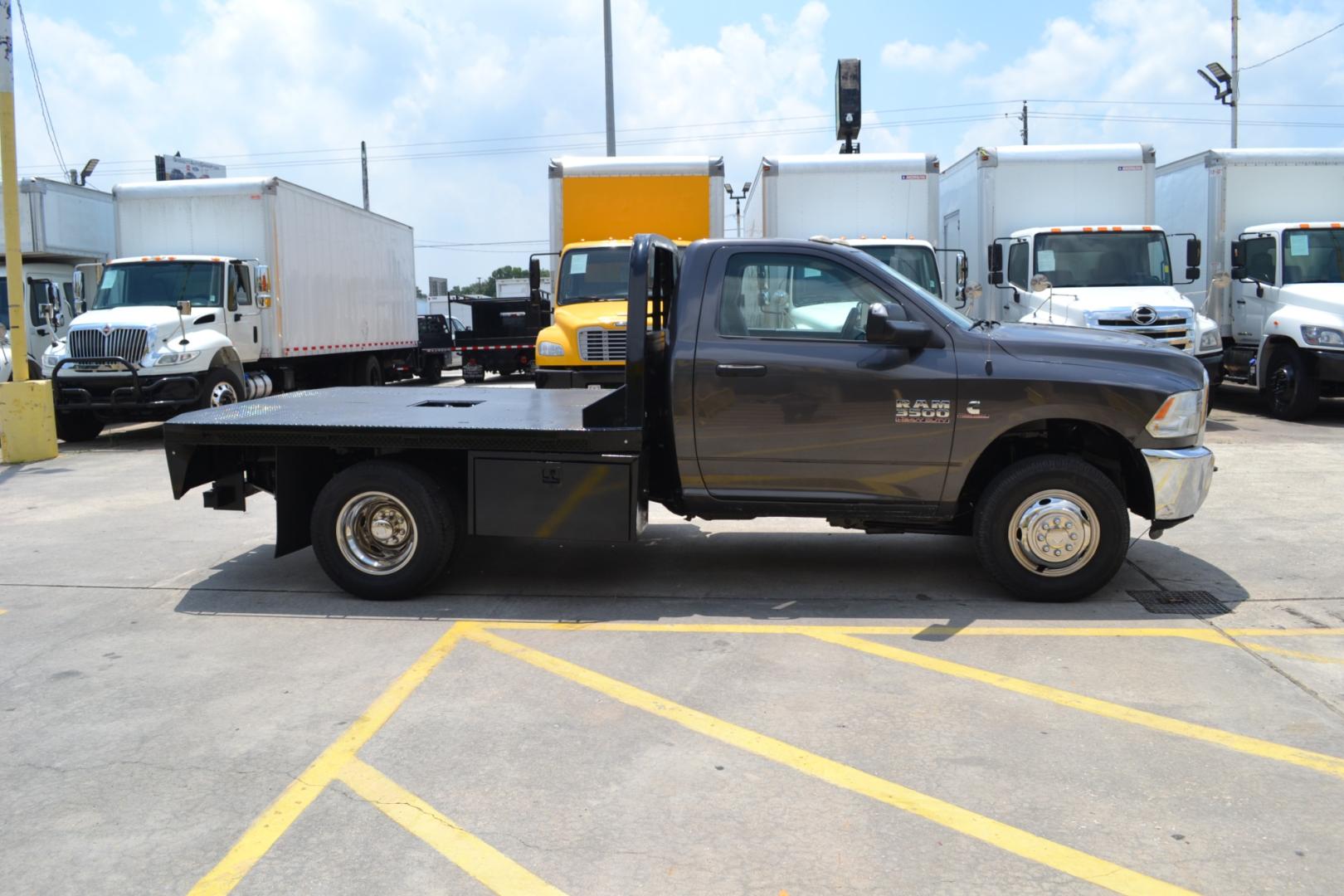 2018 GRAY /BLACK RAM 3500 with an CUMMINS 6.7L TURBO DIESEL engine, AISIN A465 6SPD AUTOMATIC transmission, located at 9172 North Fwy, Houston, TX, 77037, (713) 910-6868, 29.887470, -95.411903 - Photo#3